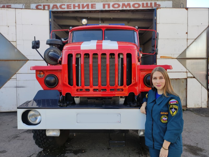 Днем она диспетчер пожарной части поселка Тарасовский, в свободное