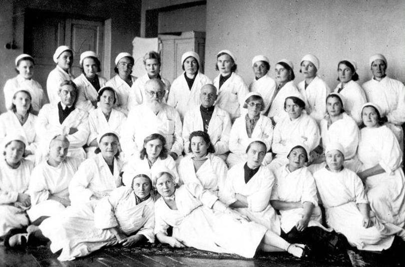 В.Ф. Войно-Ясенецкий с персоналом эваеогоспиталя № 1515. 1942 год.jpg